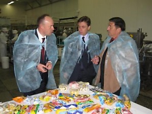 E.Bagdonas susipažysta su lietuviškos įmonės produkcija