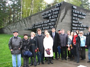 Diplomatai ir Baltarusijos žurnalistai Chatynėje